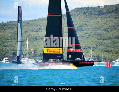 (210131) -- AUCKLAND, 31. Januar 2021 (Xinhua) -- Luna Rossa (R) aus Italien und American Magic treten im Rennen des Prada Cup, der America's Cup Challenger-Serie in Auckland, Neuseeland, am 30. Januar 2021 an. (COR36/Studio Borlenghi/Handout über Xinhua) Stockfoto