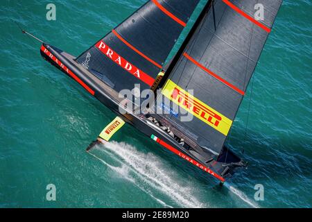 (210131) -- AUCKLAND, 31. Januar 2021 (Xinhua) -- Luna Rossa aus Italien tritt im Rennen des Prada Cup, der America's Cup Challenger-Serie in Auckland, Neuseeland, am 30. Januar 2021 an. (COR36/Studio Borlenghi/Handout über Xinhua) Stockfoto