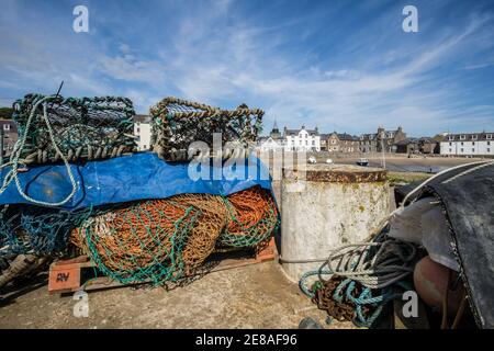 Fischernetze, Seile und Körbe an einem Kai im Hafen von Stonehaven, einer Stadt in Aberdeenshire, Schottland Stockfoto