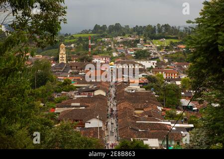 Die Hauptstraße der alten spanischen Kolonie Stadt Solento in Kolumbien, Südamerika