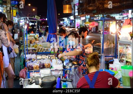 Straßenhändler mit Schutzmaske während der covid-19 Stockfoto