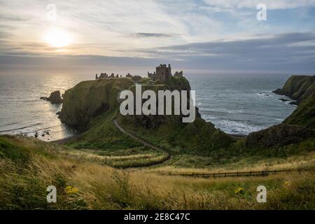 Blick auf Dunnottar Castle südlich von Stonehaven, Aberdeenshire, Schottland Stockfoto