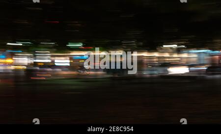 Nachts allein mit dem Fahrrad in der Stadt Stockfoto