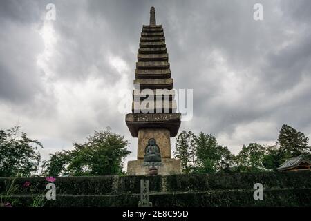 Die 13-stöckige Steinpagode am Hannya-ji Buddhistischen Tempel in Nara, Japan Stockfoto