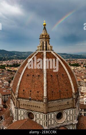 Florenz, Italien Il Duomo, Kathedrale von Florenz mit einem Regenbogen am Himmel Stockfoto