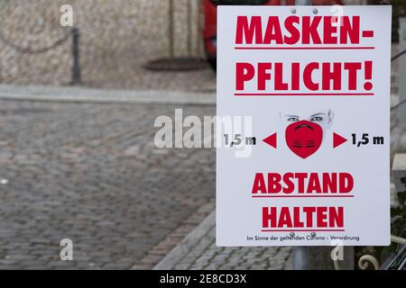 Nürtingen, Deutschland - 30. Januar 2021: Schild mit Informationen über die Zeit der Corona-Pandemie, die die ganze Welt betrifft. Masken sind zwanghaft Stockfoto