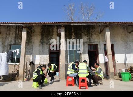 (210131) -- NANCHANG, 31. Januar 2021 (Xinhua) -- Beschützer für Zugvögel essen zu Mittag, nachdem sie auf der Kangshan Farm im Bezirk Yugan, Ostchinas Provinz Jiangxi, patrouilliert haben, 15. Januar 2021. Lei Xiaoyong ist Leiter der Wildtier- und Pflanzenschutzstation der Forstverwaltung des Kreises Yugan. Eine der Aufgaben von Lei und seinen Kollegen ist es, Zugvögel am Poyang See zu schützen, dem größten Süßwassersee Chinas und einem wichtigen Überwinterungsort für Wasservögel in Asien. In diesem Winter flog eine große Anzahl von weißen Kranichen zur Kangshan Farm in Yugan zum Überwintern, mit fast 3 Stockfoto