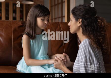 Nahaufnahme fürsorgliche junge Mutter tröstend verärgert kleine Tochter Stockfoto