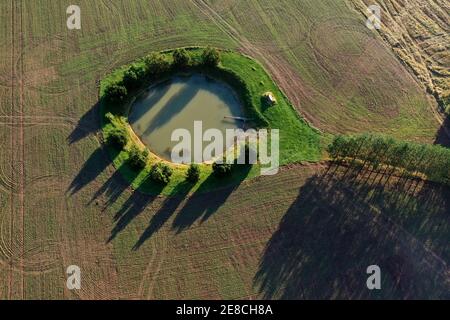 Luftaufnahme über kleinen Teich auf Farm Feld Stockfoto
