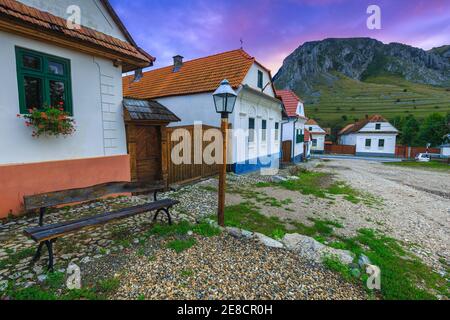 Gemütliche traditionelle ländliche weiß getünchte Häuser in Torocko. Alte weiße Häuser in Reihe in der Morgendämmerung, Rimetea, Alba County, Siebenbürgen, Rumänien, Europa Stockfoto