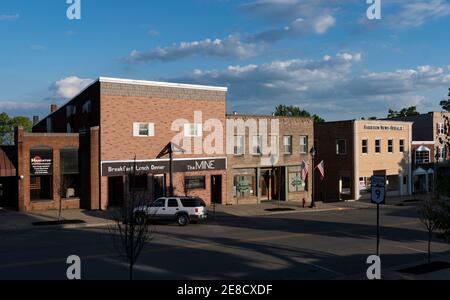 Cádiz, Ohio/USA-15. Mai 2019: North Main Street in Cádiz, vom Stadtplatz des Gerichtsgebäudes aus gesehen. Harrison County war ein riesiges Kohlebergbaugebiet in der Stockfoto