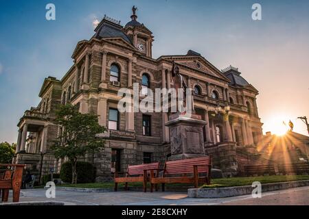 Cadiz, Ohio/USA-15. Mai 2019: Gerichtsgebäude im Harrison County, 1894 erbaut, mit Statue von John Bingham, 1901 errichtet, von der untergehenden Sonne beleuchtet. Stockfoto