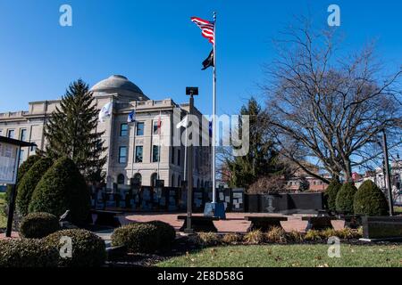 Wilmington, Ohio/USA-5. Januar 2019: Blick auf das Clinton County Veteran's Memorial mit dem Clinton County Courthouse im Hintergrund. Stockfoto