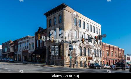 Wilmington, Ohio/USA-5. Januar 2019: Historische Gebäude in der Innenstadt von Wilmington, einschließlich der Heritage Harvesters Mural, die dem Kommu eine Hommage darstellt Stockfoto