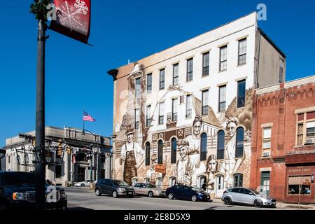 Wilmington, Ohio/USA-5. Januar 2019: Historisches Gebäude in der Innenstadt von Wilmington mit dem Heritage Harvesters Mural, das der Gemeinde Tribut zollt Stockfoto