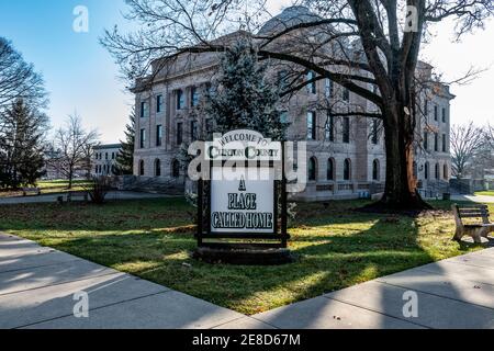 Wilmington, Ohio/USA-5. Januar 2019: Willkommen bei Clinton County Schild mit historischem Clinton County Gerichtsgebäude im Hintergrund. Das Gerichtsgebäude war bui Stockfoto