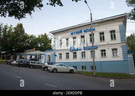 Kostroma, Russland - 11. August 2020:Blick auf das Snow Maiden Fashion Museum auf der Straße und Tschaikowsky Straßen an einem Sommerabend. Goldring von Russ Stockfoto