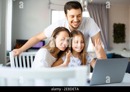 Glückliche Familie während eines Online-Videoanrufs. Kommunikation mit Verwandten über das Internet. Stockfoto