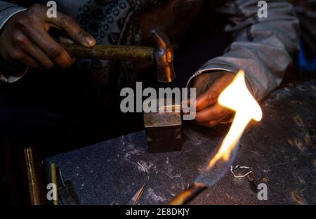 Srinagar, indisch kontrolliertes Kaschmir. Januar 2021. Ein Handwerker arbeitet an einem Schmuckstück in einer Werkstatt in Srinagar, der Sommerhauptstadt des von Indien kontrollierten Kaschmir, 30. Januar 2021. Quelle: Javed Dar/Xinhua/Alamy Live News Stockfoto