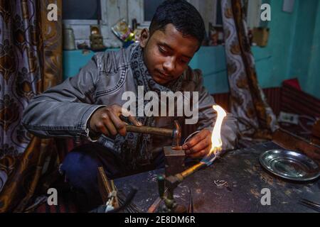 Srinagar, indisch kontrolliertes Kaschmir. Januar 2021. Ein Handwerker arbeitet an einem Schmuckstück in einer Werkstatt in Srinagar, der Sommerhauptstadt des von Indien kontrollierten Kaschmir, 30. Januar 2021. Quelle: Javed Dar/Xinhua/Alamy Live News Stockfoto