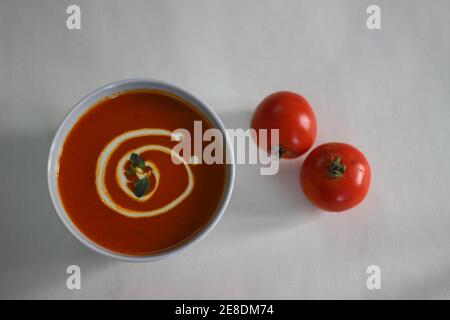 Tomatensuppe mit frischen Tomaten ist eine beruhigende hausgemachte Tomatensuppe, die perfekt für ein herzhaftes Mittagessen oder ein leichtes Abendessen ist. Stockfoto