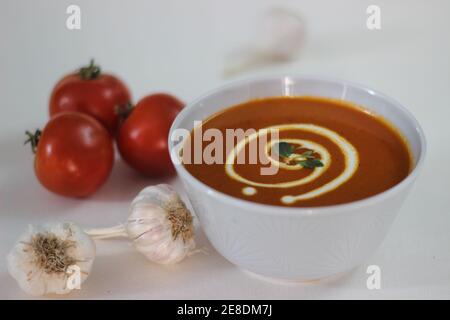 Tomatensuppe mit frischen Tomaten ist eine beruhigende hausgemachte Tomatensuppe, die perfekt für ein herzhaftes Mittagessen oder ein leichtes Abendessen ist. Stockfoto