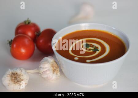 Tomatensuppe mit frischen Tomaten ist eine beruhigende hausgemachte Tomatensuppe, die perfekt für ein herzhaftes Mittagessen oder ein leichtes Abendessen ist. Stockfoto