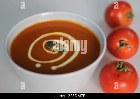 Tomatensuppe mit frischen Tomaten ist eine beruhigende hausgemachte Tomatensuppe, die perfekt für ein herzhaftes Mittagessen oder ein leichtes Abendessen ist. Stockfoto