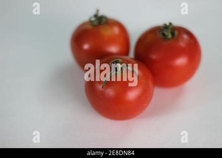 Frische lokale Desi rote Tomaten auf weißem Hintergrund fotografiert Stockfoto