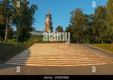 Der rekonstruierte Glockenturm der Dreikönigskathedrale in der Stadt Kostroma Stockfoto