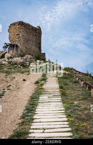 Turm der alten Genueser Festung Cembalo um 1343 in der Nähe gebaut Die moderne Stadt Balaklava auf der Halbinsel Krim Stockfoto