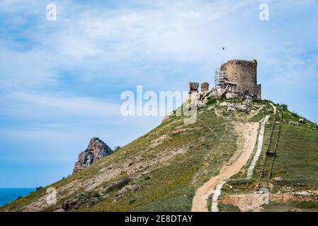 Turm der alten Genueser Festung Cembalo um 1343 in der Nähe gebaut Die moderne Stadt Balaklava auf der Halbinsel Krim Stockfoto