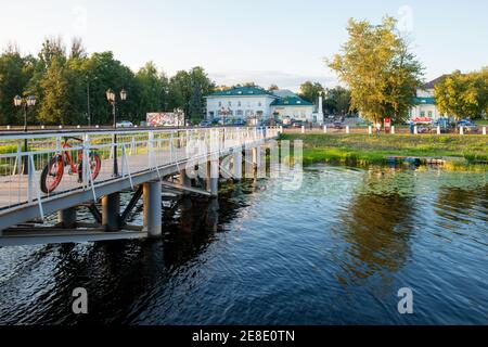 Kostroma, Russland - 11. August 2020: Goldener Ring Russlands. Komplex des Moskauer Außenpostens am Ufer der Wolga. Blick von der Landungsstr Stockfoto
