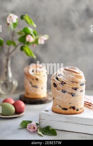 Cruffin Osterkuchen mit Rosinen und bemalten Eiern Stockfoto