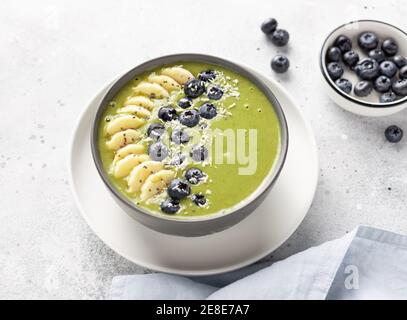 Gesunde Matcha grüner Tee Smoothie Schüssel mit Banane, Heidelbeere, Chia-Samen gekrönt Stockfoto