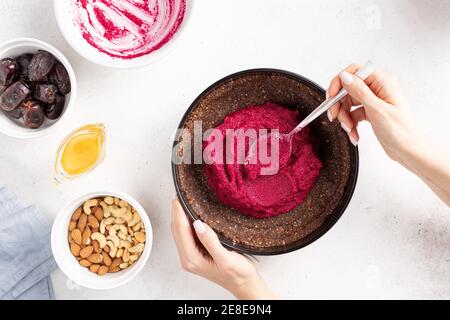 Prozess des Kochens von rohem veganen Rote Bete Kuchen Stockfoto