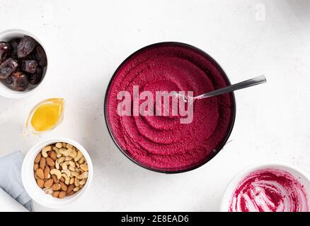 Roher veganer Rote Beete Kuchen mit Zutaten zum Kochen Stockfoto