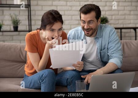 Überglücklich junges Paar Lesen Brief, erhielt erstaunliche gute Nachrichten Stockfoto