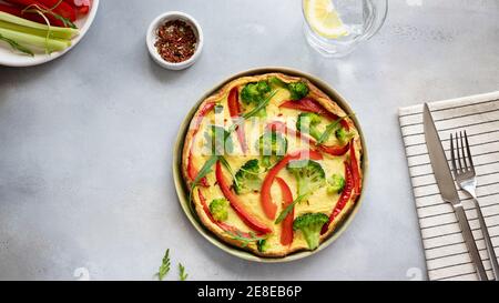 Gemüseomelett mit Brokkoli, Paprika und Rucola Stockfoto