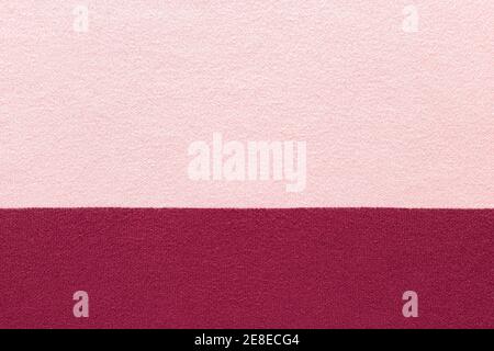 Rosa und burgunderrot gestrickte Textur. Weiche und warme Qualität. Stockfoto