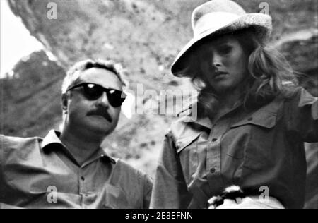 Produzent MICHAEL CARRERAS und URSULA ANDRESS vor Ort haben während Dreharbeiten in der Negev-Wüste in Israel für SHE 1965 Regisseur ROBERT DAY nach dem Roman von H. Rider Haggard Hammer Films / Warner - Pathe Distributors gekonnen Stockfoto