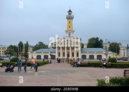 Kostroma, Russland - 11. August 2020: Goldener Ring Russlands. Berühmter Feuerbeobachtungsturm auf dem Susaninskaja Platz im Stadtzentrum der Russischen Stockfoto