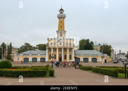 Kostroma, Russland - 11. August 2020: Goldener Ring Russlands. Berühmter Feuerbeobachtungsturm auf dem Susaninskaja Platz im Stadtzentrum der Russischen Stockfoto