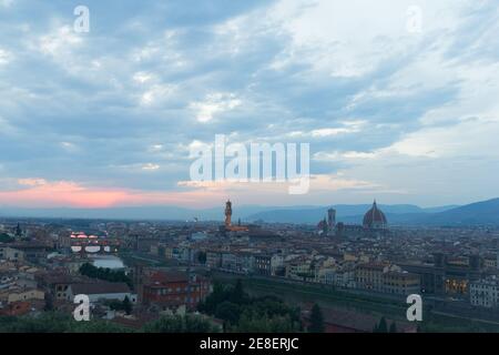 Florenz, Italien Sonnenuntergang und dunkle Wolken über der Skyline von Florenz Stockfoto