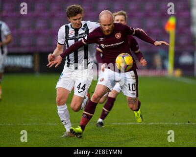 Scottish Championship - Heart of Midlothian / Dunfermline. Tynecastle Park, Edinburgh, Midlothian, Großbritannien. Januar 2021. Hearts ist Gastgeber von Dunfermline bei der Scottish Championship im Tynecastle Park, Edinburgh. Bild zeigt: Liam Boyce, der irische Int. von Hearts, schützt den Ball vor Dunfermline-Verteidiger Paul Watson. Kredit: Ian Jacobs/Alamy Live Nachrichten Stockfoto