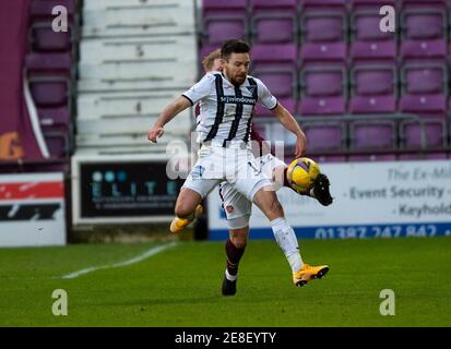 Scottish Championship - Heart of Midlothian / Dunfermline. Tynecastle Park, Edinburgh, Midlothian, Großbritannien. Januar 2021. Hearts ist Gastgeber von Dunfermline bei der Scottish Championship im Tynecastle Park, Edinburgh. Bild zeigt: Der Mittelfeldspieler von Hearts, Gary Mackay-Steven, flickt den Ball weg von Dunfermline Mittelfeldspieler Ryan Dow. Kredit: Ian Jacobs/Alamy Live Nachrichten Stockfoto