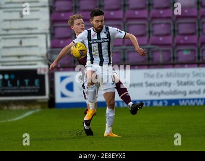 Scottish Championship - Heart of Midlothian / Dunfermline. Tynecastle Park, Edinburgh, Midlothian, Großbritannien. Januar 2021. Hearts ist Gastgeber von Dunfermline bei der Scottish Championship im Tynecastle Park, Edinburgh. Bild zeigt: Der Mittelfeldspieler von Hearts, Gary Mackay-Steven, flickt den Ball weg von Dunfermline Mittelfeldspieler Ryan Dow. Kredit: Ian Jacobs/Alamy Live Nachrichten Stockfoto