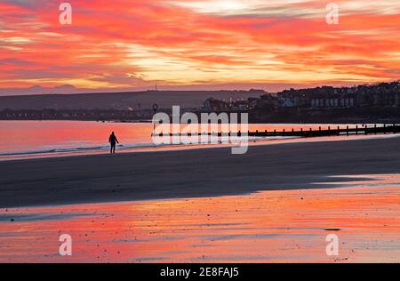 Portobello, Edinburgh, Schottland, Großbritannien. 31st. Januar 2021. Atemberaubender Sonnenaufgang, um den ersten Monat des Jahres 2021 zu sehen. Kühl bei unter minus 2 Grad, aber nicht stoppen Menschen immer aus und über Sport und Verbesserung ihrer psychischen Gesundheit. Stockfoto