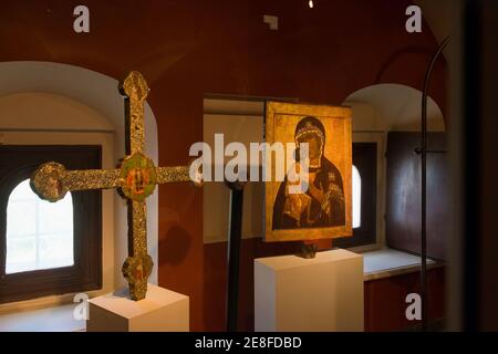 Kostroma, Russland - 11. August 2020: Ikone und Kreuz im Museum der Kammer der Romanow-Bojaren im Kloster Ipatijew der Heiligen Dreifaltigkeit Stockfoto