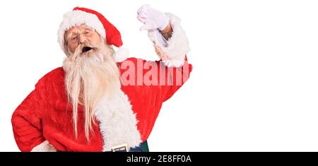Alter älterer Mann mit grauem Haar und langem Bart, tragend traditionelles weihnachtsmann-Kostüm, das sich zurückzieht, müde und entspannt, schläfrig und für früh gähnend Stockfoto
